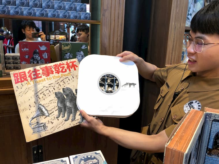 レコードはパッケージがレトロで素敵
