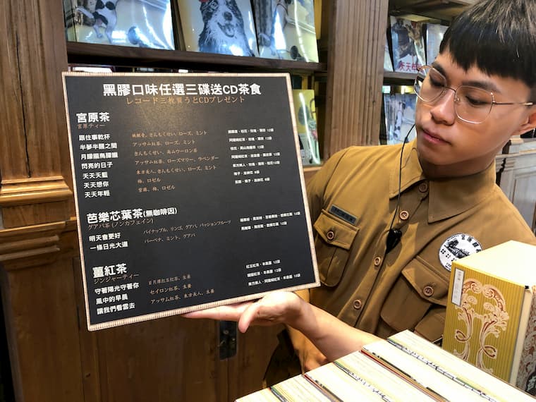 日本語で優しく説明してくれる宮原眼科の店員さん