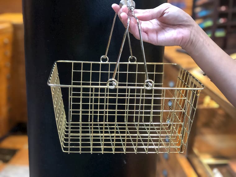 買い物する時は店員さんが配っているこの籠を利用しましょう