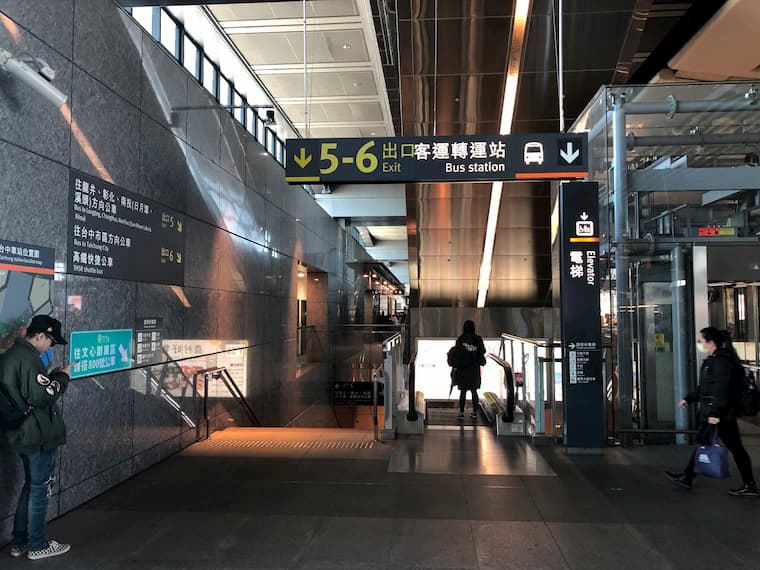 高鉄台中駅の1Fにはバス停があります